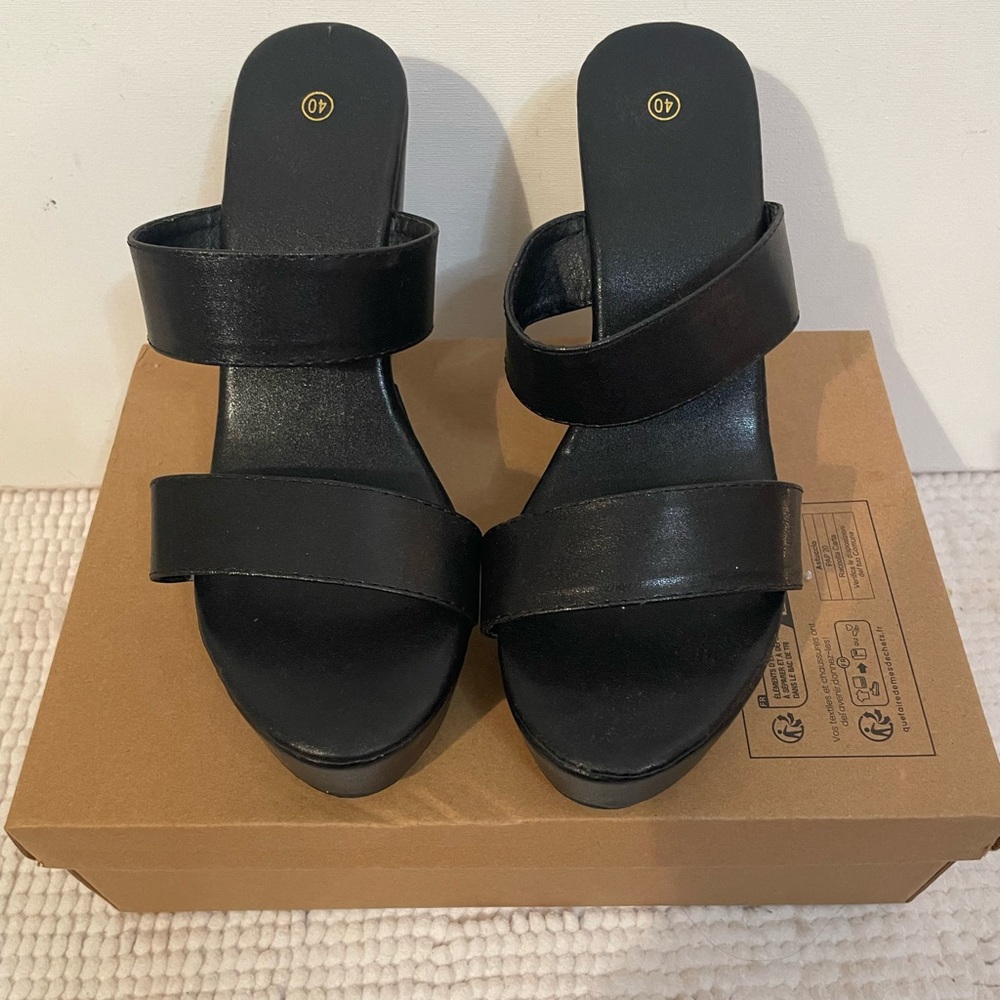 ✨NWT✨Platform Wedge 4” Heels